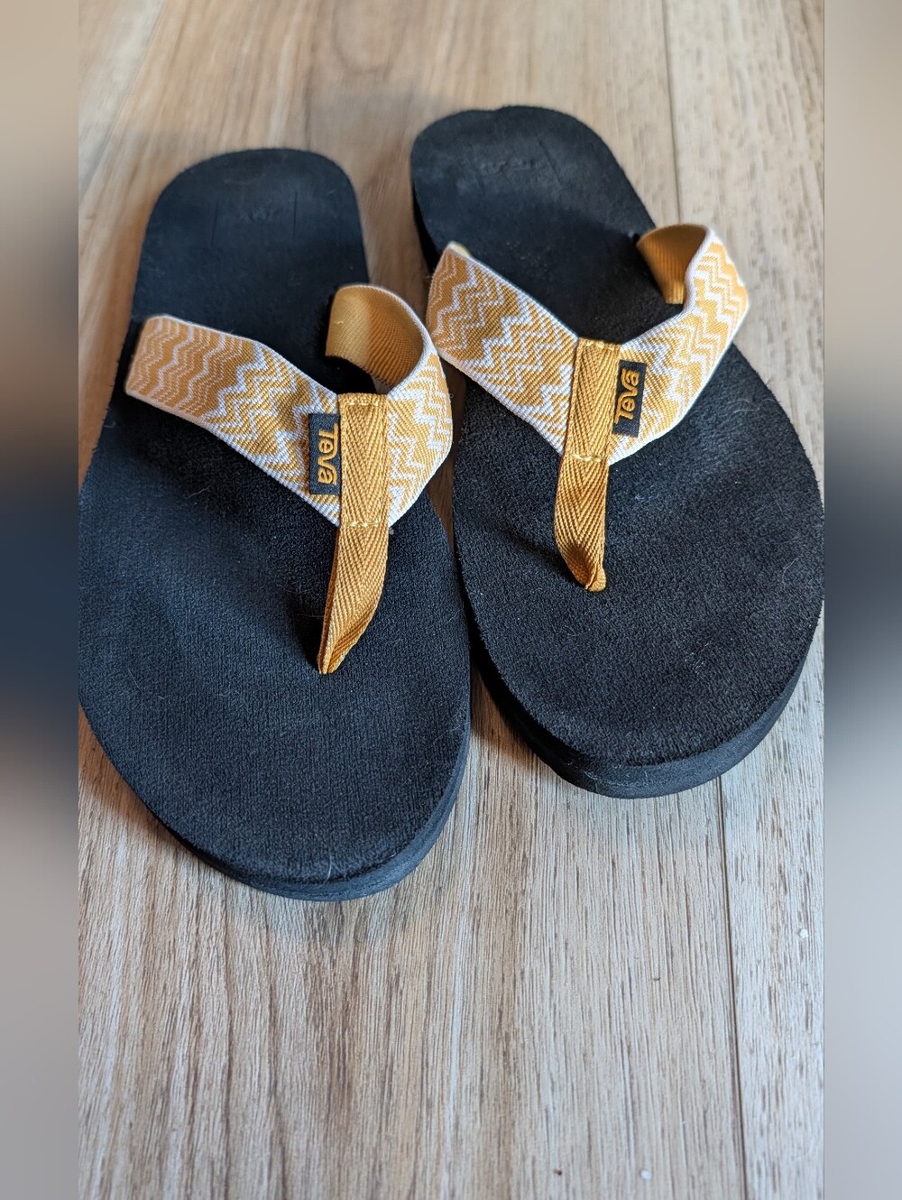 Women’s sz 9 Teva Mush li Costas Honey Gold flip flops thongs Sandals chevron